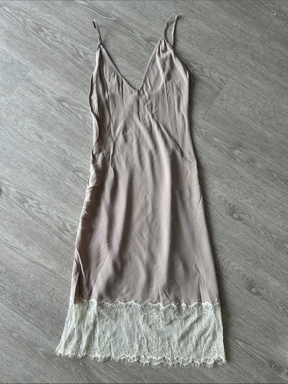 Aritzia Wilfred Slip Chemise with Lace Hem in Taupe. XXS